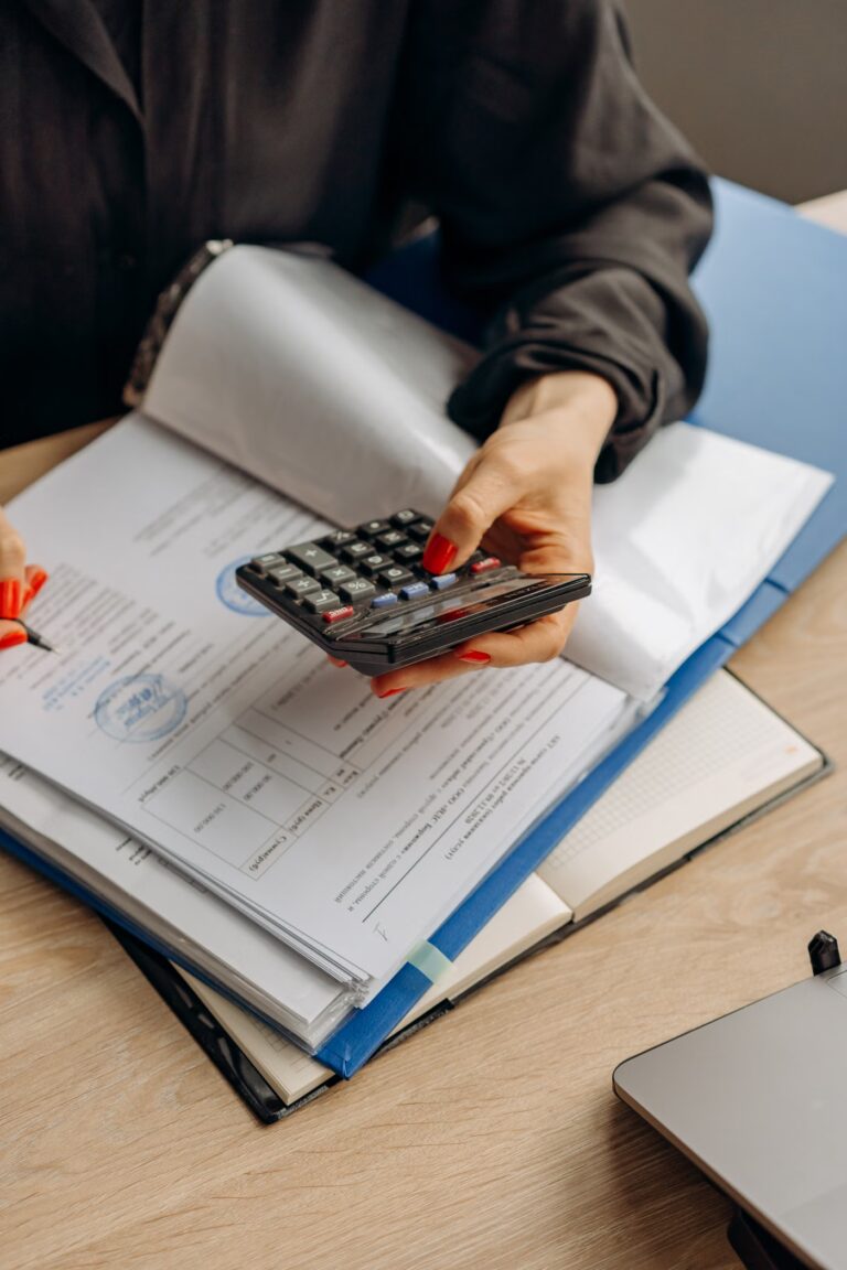 Personne remplissant un document fiscal sur un bureau
