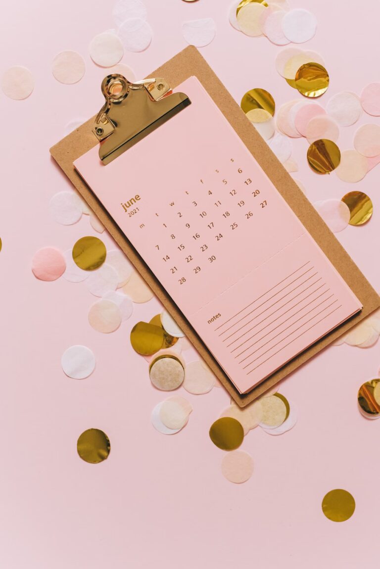 Calendrier posé sur un bureau, illustrant la date d'effet du 1er septembre 2026 pour le nouvel âge légal de départ à la retraite