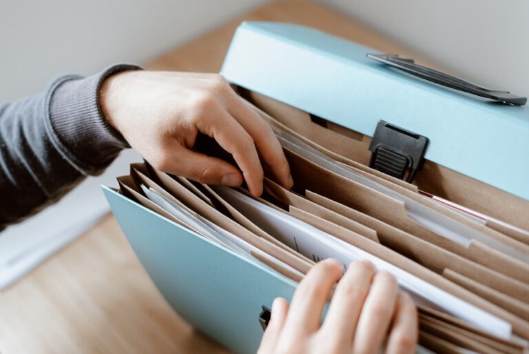 Une personne cherche un document dans un dossier suspendu