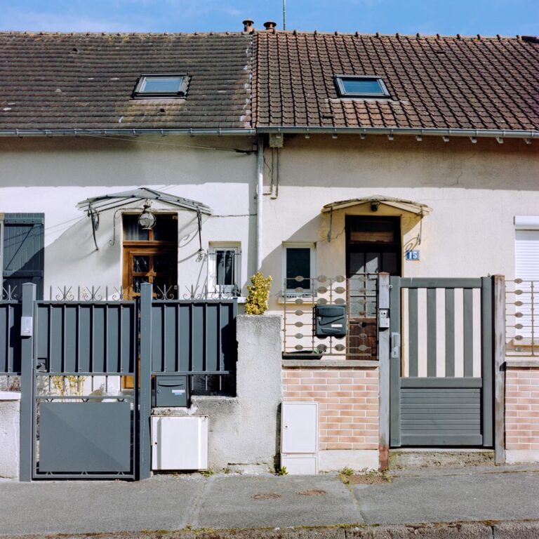 Maisons mitoyennes dans un quartier résidentiel français par temps clair