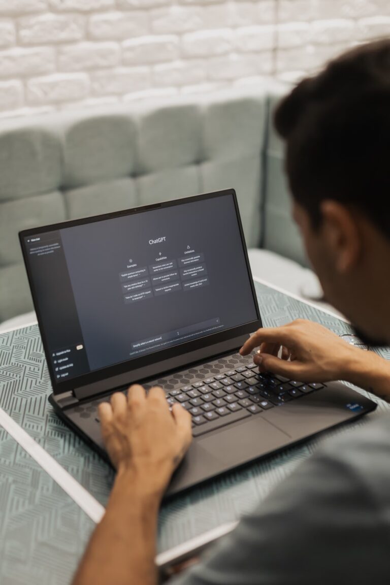 Personne consultant sa messagerie sur un ordinateur portable