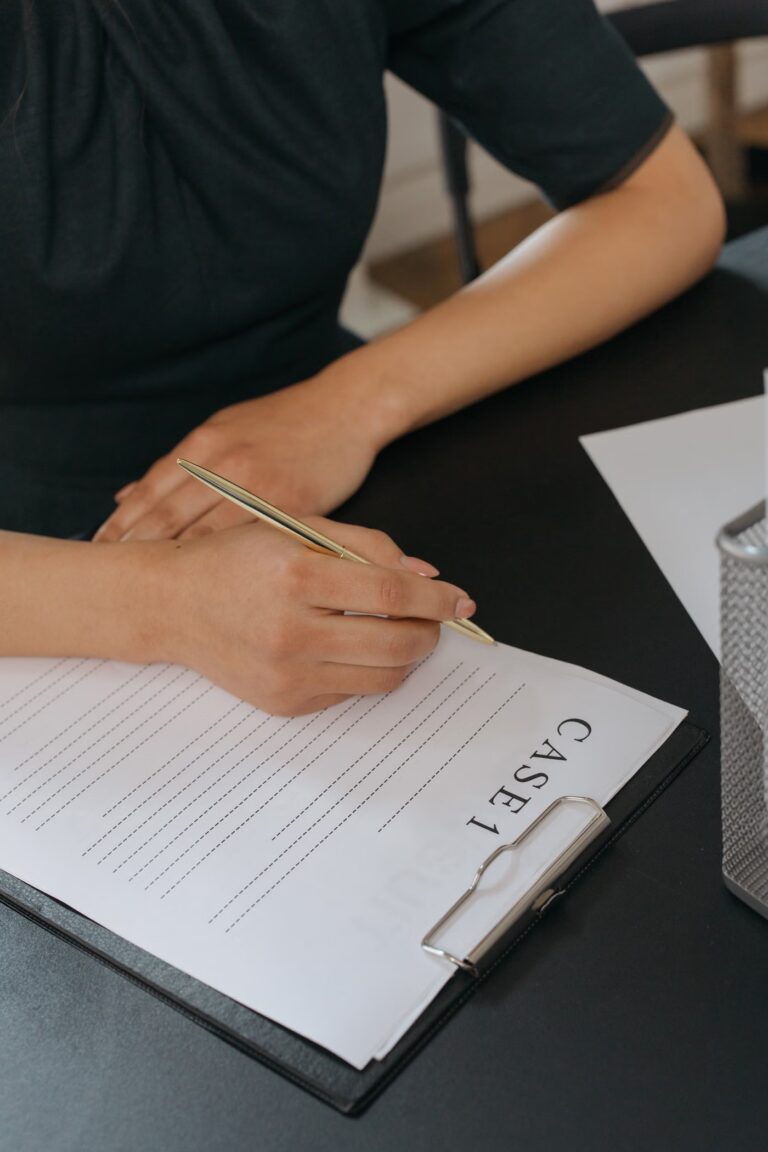 Relevé de carrière et documents administratifs posés sur une table de travail, à vérifier avant une demande de retraite