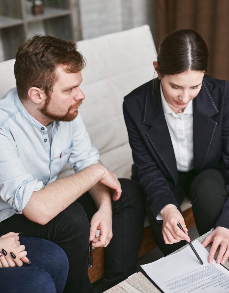 Conseiller en gestion de patrimoine expliquant un document à un client