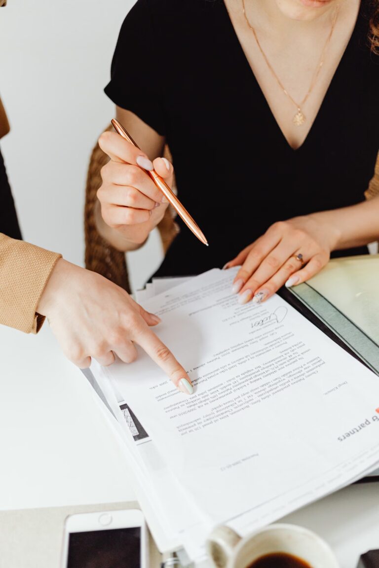 Documents administratifs et financiers posés sur un bureau