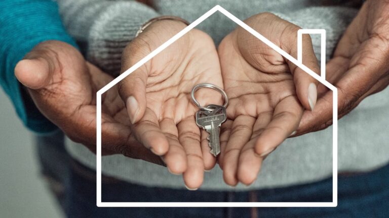 Remise de clés d'un logement entre deux personnes, vue rapprochée sur les mains