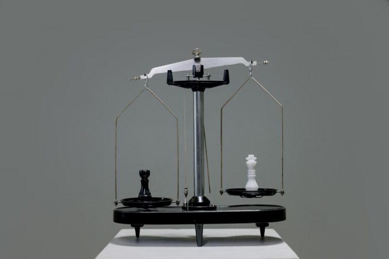 Balance ancienne en équilibre avec deux pièces de jeu posées sur ses plateaux