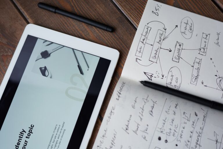 Stylo posé sur un carnet ouvert